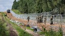 Polnische Soldaten errichten einen Stacheldrahtzaun entlang der polnisch-belarussischen Grenze. 