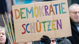 Schild "Demokratie schützen", Demonstration Die Würde des Menschen ist unantastbar, Markplatz Neubrandenburg, 21.1.2024 