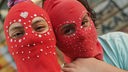Zwei Demonstrantinnen beim Protest für Frauenrechte am 8. März 2019 in Santiago de Chile. Filmstill aus "Breaking Social"