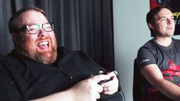Game Designer Pawel Sasko (rechts) lässt Spieler die Demo-Version von "Cyberpunk 2077: Phantom Liberty" in Los Angeles testen.