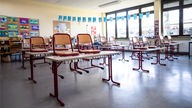 Blick in ein leeres Klassenzimmer