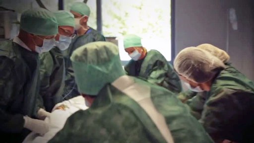 Ein ganzes Ärzteteam bemüht sich im Krankenhaus Neuwied um die Rettung des schwerverletzten Stefan.