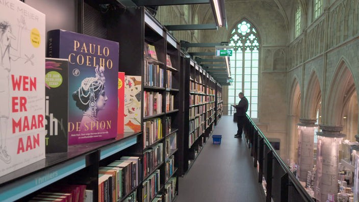 Lange Reihe Bücherregale in einer gotischen Kirche