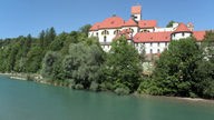 Blick über den Fluss Lech auf das ehemalige Benediktinerkloster St. Mang in Füssen 