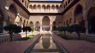  Im Real Alcázar, dem mittelalterlichen Königspalast von Sevilla, finden sich Baustile mit vielen Einflüssen aus der maurischen und christlichen Kultur. 