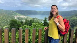  Tamina Kallert wandert im Seengebiet von Sete Citades auf Sao Miguel