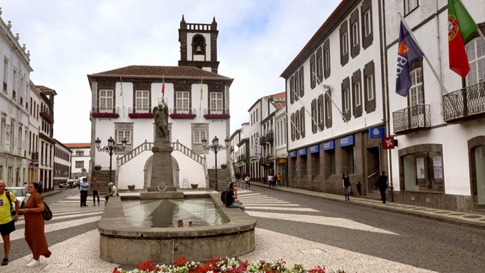 Altstadtansicht mit Brunnen und Rathaus