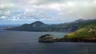 Blick aus einem Flugzeug auf die bergige Insel Faial