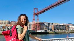  Anne Willmes an der Biskaya-Brücke bei Bilbao, UNESCO Weltkulturerbe oder älteste Schwebefähre der Welt
