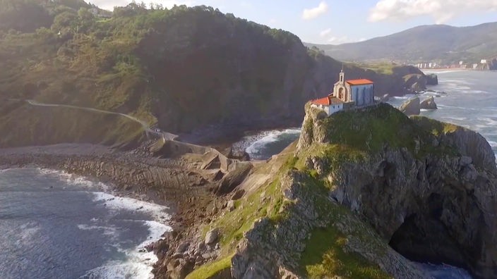 Kleine Kapelle auf einem schroffen Felsen an der Küste