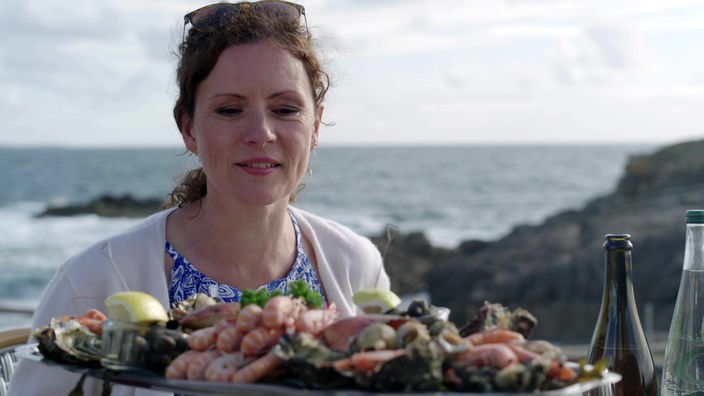Anne Willmes schaut sich eine klassische Meeresfrüchteplatte an