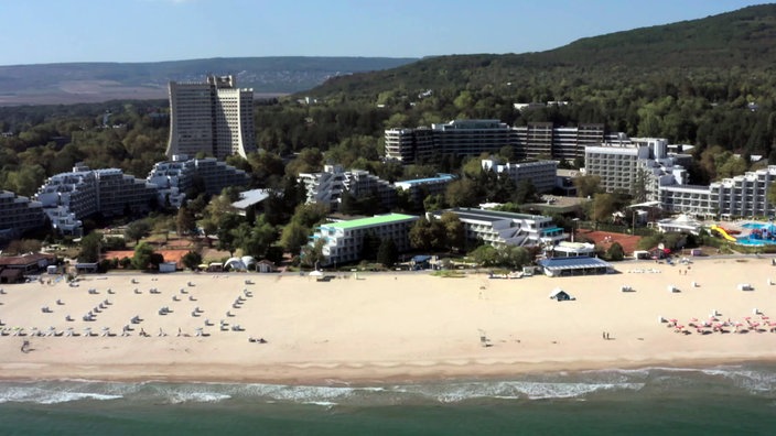 Hotelansammlung hinter hellem Sandstrand