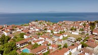 Das 1.500-Einwohner-Dorf Afitos liegt oberhalb einer felsigen Steilküste.