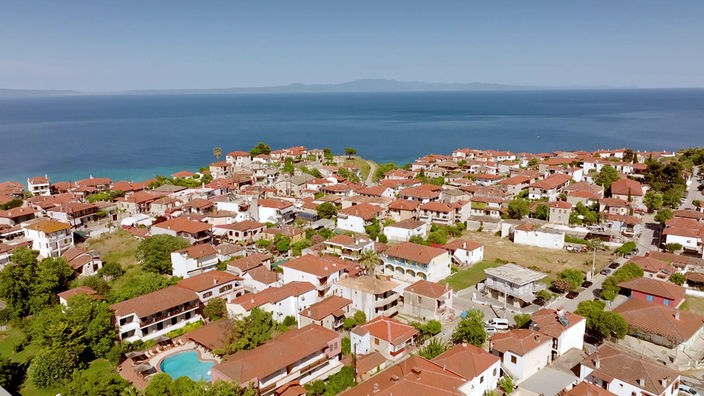 Das 1.500-Einwohner-Dorf Afitos liegt oberhalb einer felsigen Steilküste.