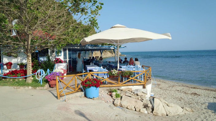 Fischrestaurant mit Terrasse am Strand