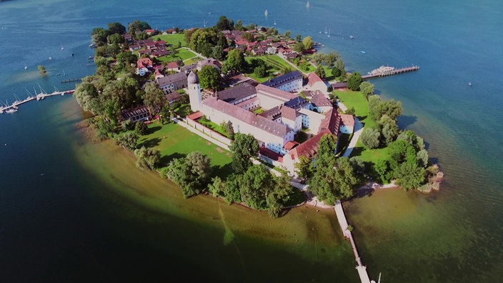 Luftaufnahme der Fraueninsel mit Kloster