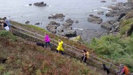 Mehrere Wanderer auf dem Küstenwanderweg South-West Coast Path