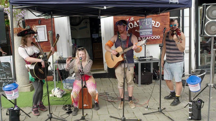 Band beim Auftritt mit Gitarren und Geige