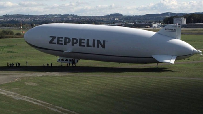 Ein Zeppelin auf einer Wiese kurz vor dem Start
