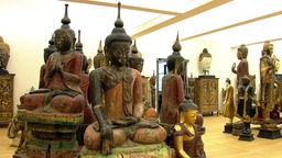 Ausstellungsraum mit überlebensgroßen Buddhafiguren