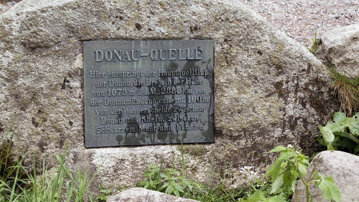 Bronzetafel an einem Stein mit Hinweisen zur Donauquelle