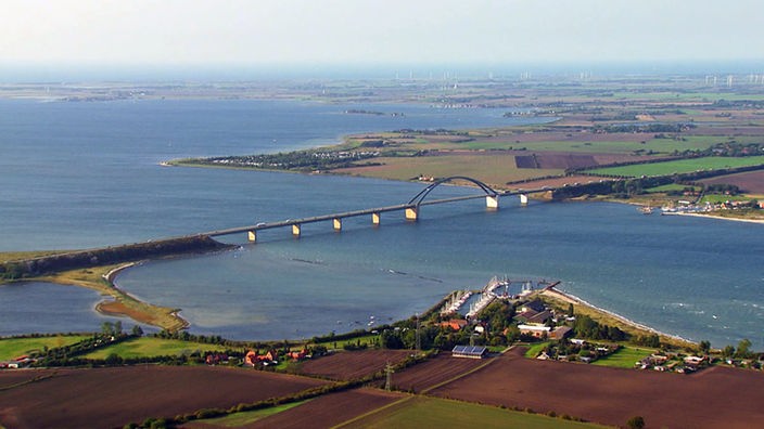 Luftaufnahme der Brücke mit Bogen
