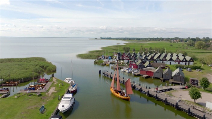 Ein Zeesboot beim Ausfahren aus dem Hafen