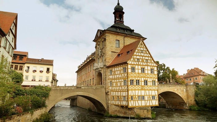 Natursteinbrücke mit Altstadthäusern, teils aus Fachwerk