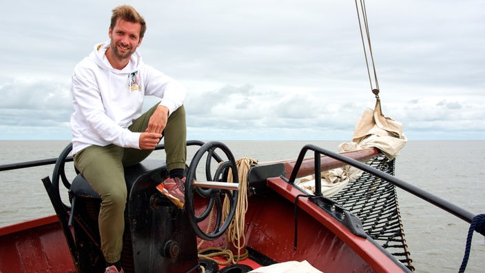 Daniel Aßmann an Bord eines Skûtsje, einem friesischen Plattbodenschiff