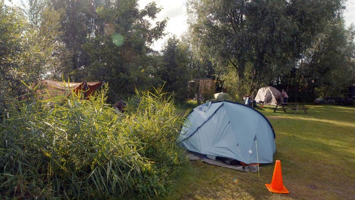 Drei Zelte auf einem Campingplatz im Naturpark