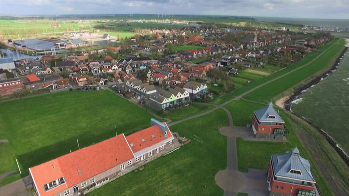Luftaufnahme der kleinen Stadt Stavoren