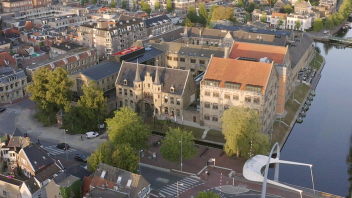 Luftaufnahme des ehemaligen Gefängnis von Leeuwarden, das aus mehreren Gebäuden besteht