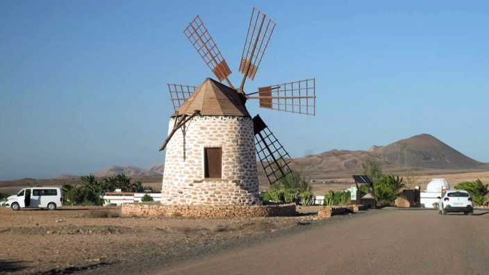 Windmühle aus Bruchsteinen und mit spitzem Dach