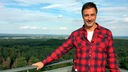 Marco Schreyl steht auf dem Aussichtsturm im Naturschutzgebiet Haard 