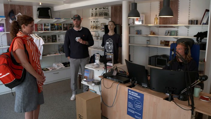 Anne Willmes im Studio von Radio Ankerherz mit Stefan Krücken (m) und Thore Laufenberg (r)