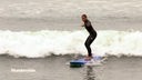 Tamina Kallert auf einem Surfbrett