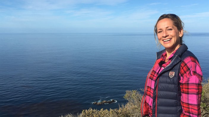 Tamina Kallert an einem Aussichtspunkt oberhalb der Pazifikküste