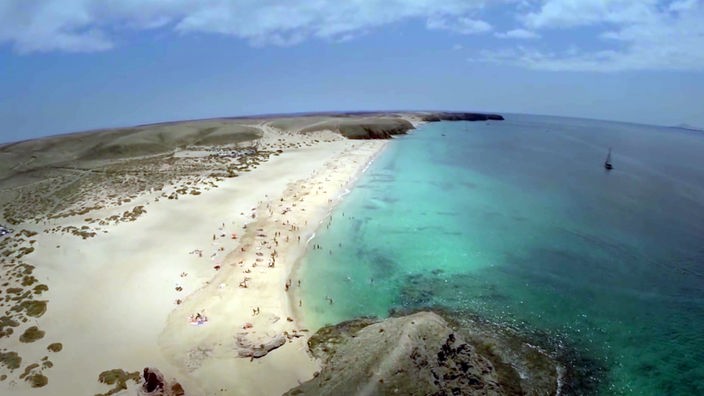 Luftaufnahme eines Sandstrandes mit Badegästen am Atlantik