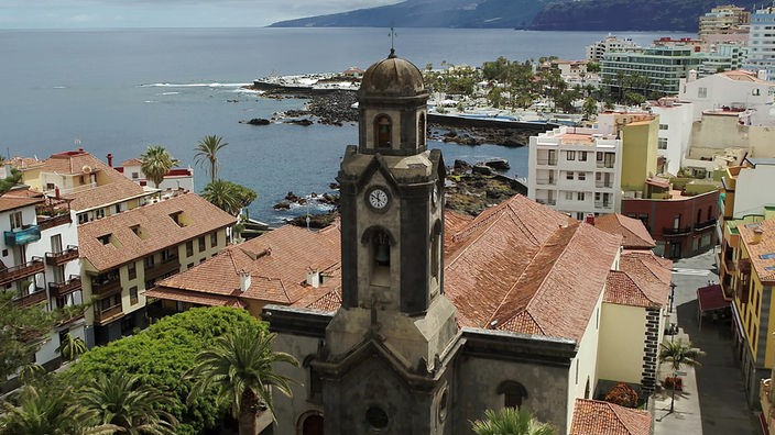 Blick auf Puerto de la Cruz mit Kirche im Vordergrund