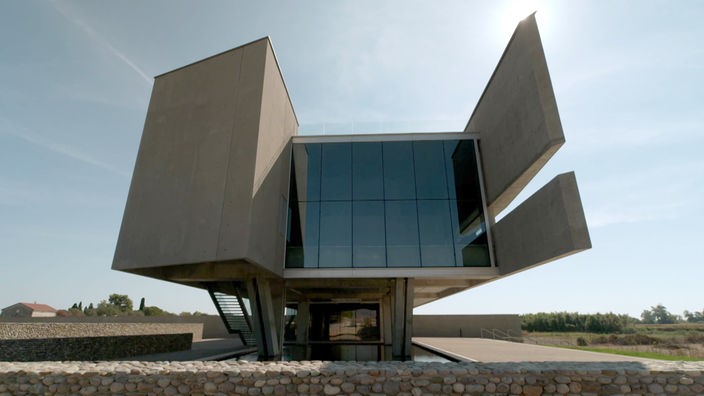 Moderner freischwebender Museumsbau in flacher Landschaft