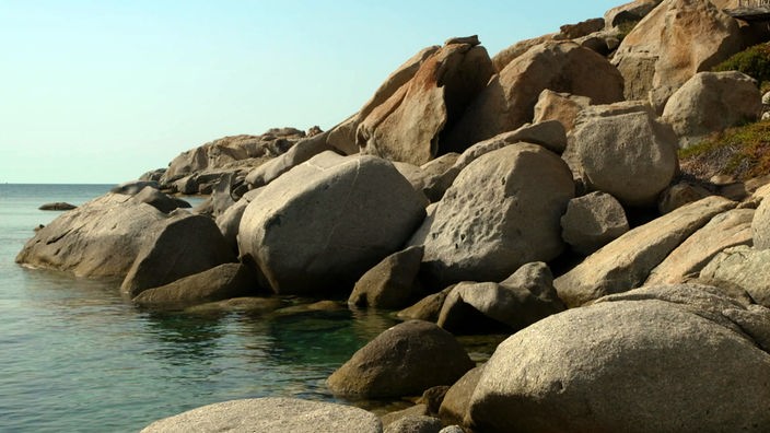 Bizarre Fels- und Steinformationen aus Granit an der Küste