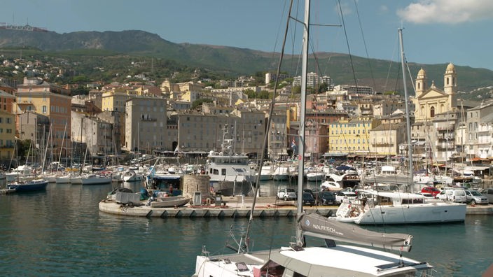 Blick über den Yachthafen auf die Stadt Bastia