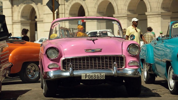 Pinkfarbenes altes amerikanisches Cabriolet