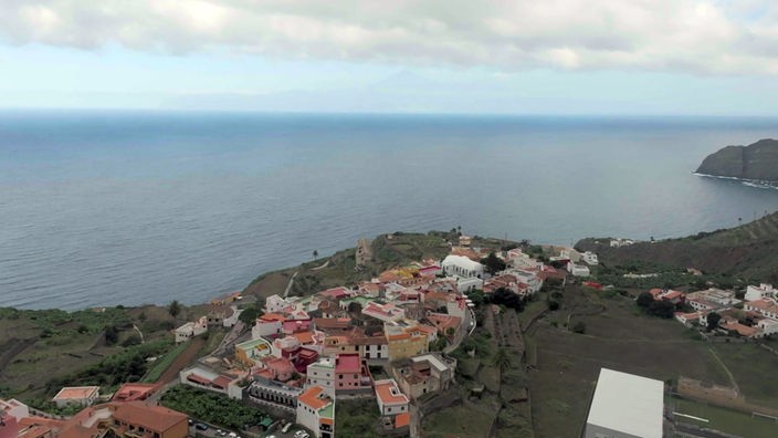 Blick von oben auf das hochgelegene Dorf Agulo an der Küste