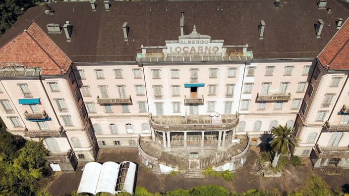 Blick von oben auf die Fassade vom Hotel Locarno