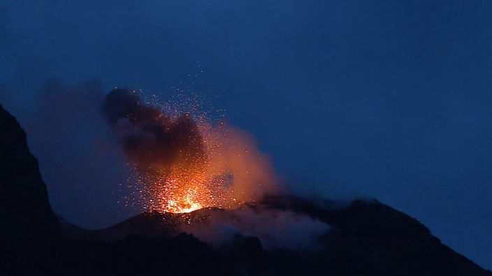 Feuerausbruch aus einem Vulkankrater