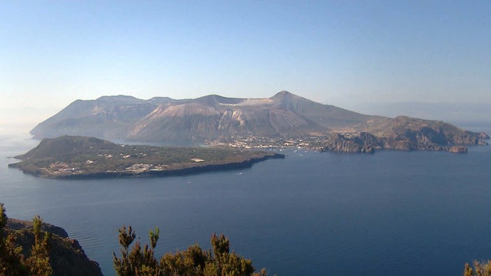 Blick auf Insel mit einem Vulkan