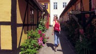 Tamina Kallert bummelt durch die mittelalterlichen Gässchen und blumengeschmückten Innenhöfe in Nakskov