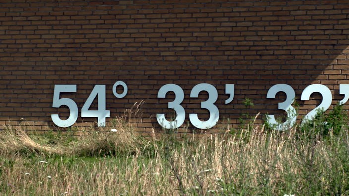 Die Koordinaten von Gedser Odde - dem südlichsten Punkt von Dänemark - auf einer Backsteinmauer
