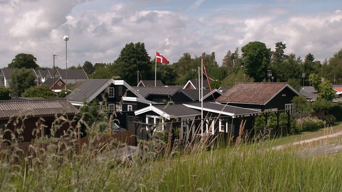 Kleine Ferienhaussiedlung mit dänischer Flagge